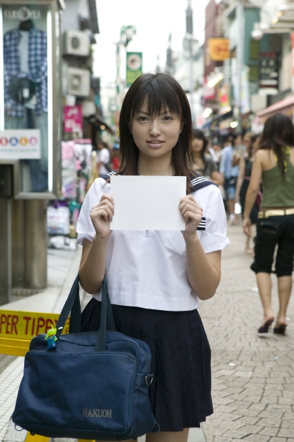 jk　街 渋谷センター街を歩く制服の女子高生の後ろ姿の写真素材 ...