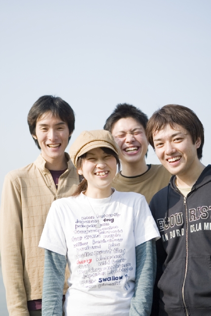 人物 日本人 男性 女性 若者 仲間 友達 グループ 集合 10代 代 4人 屋外 空 青空 笑顔 全身 笑顔 笑い 笑う スマイル フォト作品紹介 イラスト 写真のストックフォトwaha ワーハ カンプデータは無料