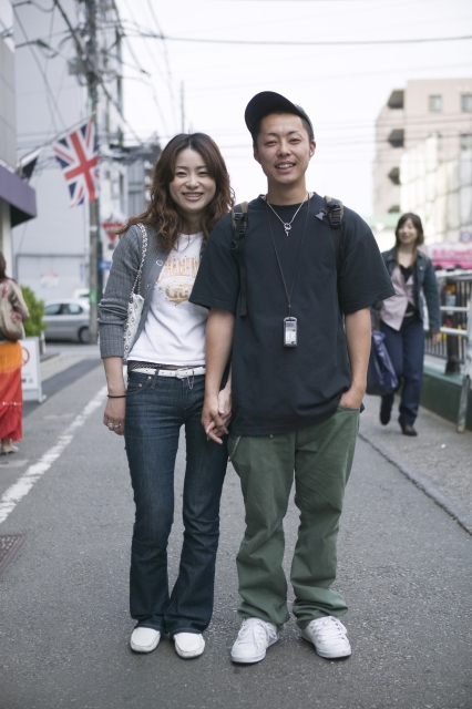 イラスト＆写真のストックフォトwaha（ワーハ）　人物、日本人、男性、女性、若者、カップル、20代、2人、屋外、街、手をつなぐ、全身、正面、街、街並み、街並　w2-2007b