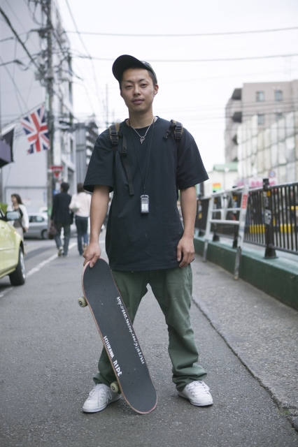 イラスト＆写真のストックフォトwaha（ワーハ）　人物、日本人、男性、若者、20代、1人、屋外、街、持つ、趣味、スポーツ、スケボー、全身、正面、ポートレート、街、街並み、街並、運動　w2-2010bv