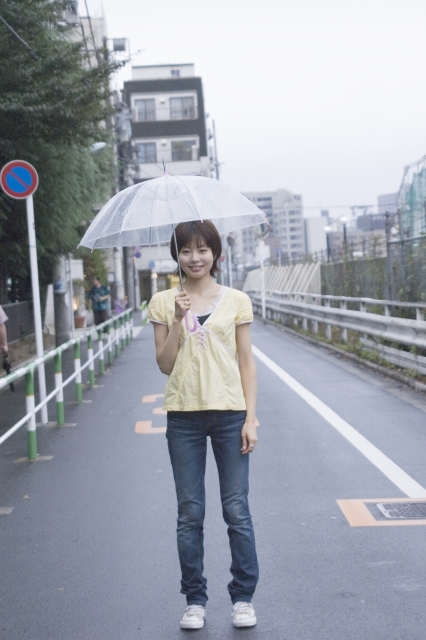 イラスト＆写真のストックフォトwaha（ワーハ）　人物、日本人、女性、若者、20代、1人、屋外、町、雨、持つ、傘、全身、正面、ポートレート、街、街並み、街並　w2-2216bv