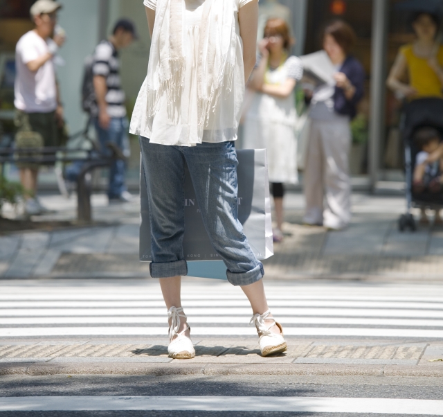 イラスト＆写真のストックフォトwaha（ワーハ）　人物、日本人、女性、若者、20代、1人、屋外、街、横断歩道、足、アップ、街、街並み、街並　w2-2310bv