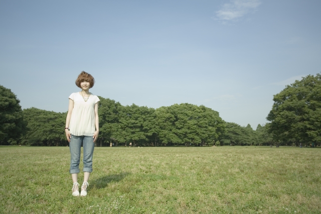 イラスト＆写真のストックフォトwaha（ワーハ）　人物、日本人、女性、若者、20代、1人、屋外、公園、草原、空、青空、全身、正面、ポートレート　w2-2342bv