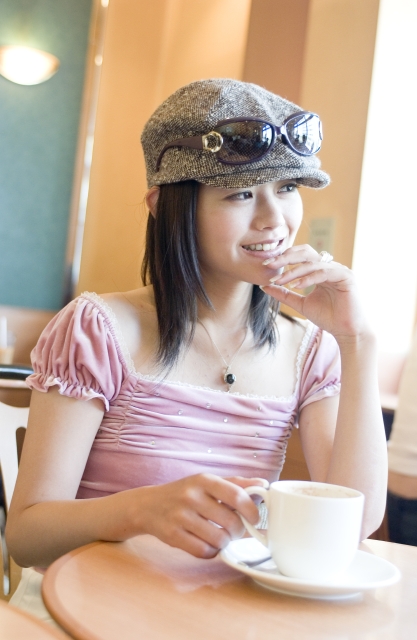 イラスト＆写真のストックフォトwaha（ワーハ）　人物、日本人、女性、若者、20代、30代、1人、屋内、店、カフェ、カップ、コーヒーカップ、帽子、サングラス、上半身　w2-2379b