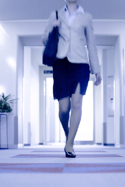 人物 日本人 女性 代 30代 ビジネス ビジネスウーマン ビジネスイメージ 1人 屋内 オフィス 会社 働く 歩く 足 アップ 正面 ローアングル 仕事 働く フォト作品紹介 イラスト 写真のストックフォトwaha ワーハ