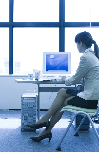 人物 日本人 女性 30代 ビジネス ビジネスウーマン 1人 屋内 オフィス 会社 働く 座る パソコン インターネット メール 全身 横向き 仕事 働く フォト作品紹介 イラスト 写真のストックフォトwaha ワーハ