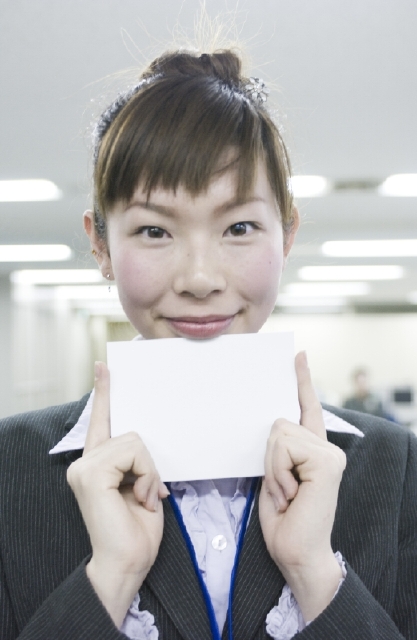 イラスト＆写真のストックフォトwaha（ワーハ）　人物、日本人、女性、20代、30代、ビジネス、ビジネスウーマン、1人、屋内、オフィス、会社、持つ、カード、ホワイトボード、顔、正面、上半身、仕事、働く　w2-3280b