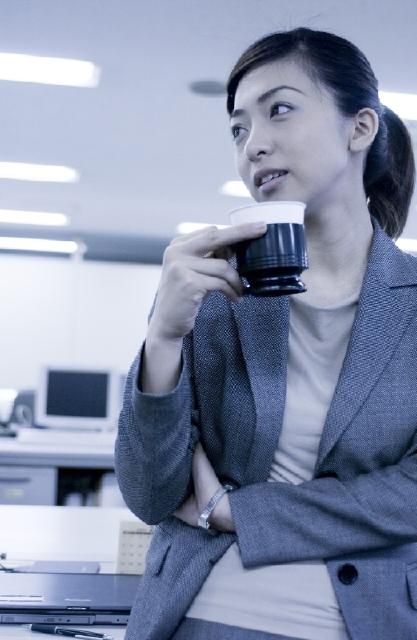 イラスト＆写真のストックフォトwaha（ワーハ）　人物、日本人、女性、20代、30代、ビジネス、ビジネスウーマン、1人、屋内、オフィス、会社、飲む、飲み物、コーヒー、上半身、仕事、働く　w2-3317b