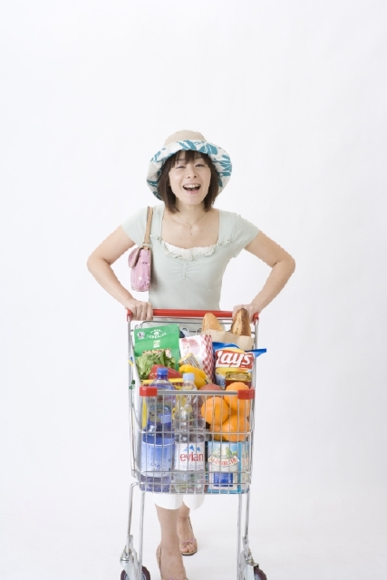 イラスト＆写真のストックフォトwaha（ワーハ）　人物、日本人、女性、主婦、20代、30代、1人、家事、ショッピング、ショッピングカート、白バック　w2-3428a