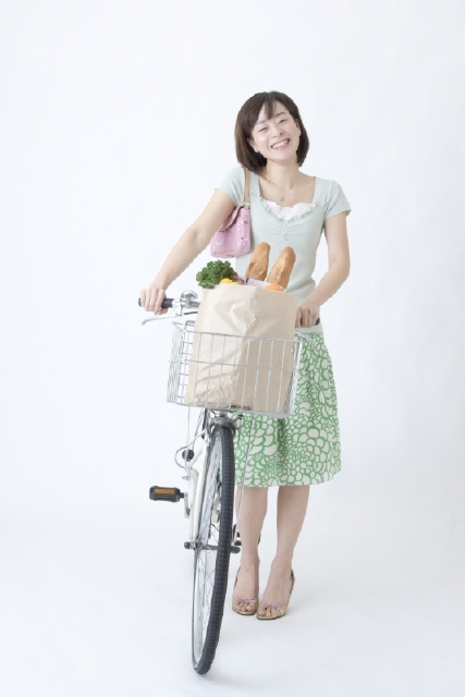 イラスト＆写真のストックフォトwaha（ワーハ）　人物、日本人、女性、主婦、20代、30代、1人、家事、ショッピング、乗り物、自転車、笑顔、白バック、全身、正面、笑顔、笑い、笑う、スマイル　w2-3501a
