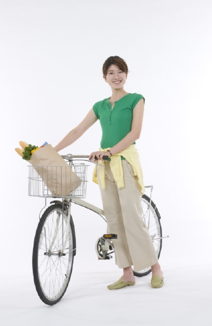 イラスト＆写真のストックフォトwaha（ワーハ）　人物、日本人、女性、主婦、20代、30代、1人、家事、ショッピング、乗り物、自転車、白バック、全身　w2-3526a