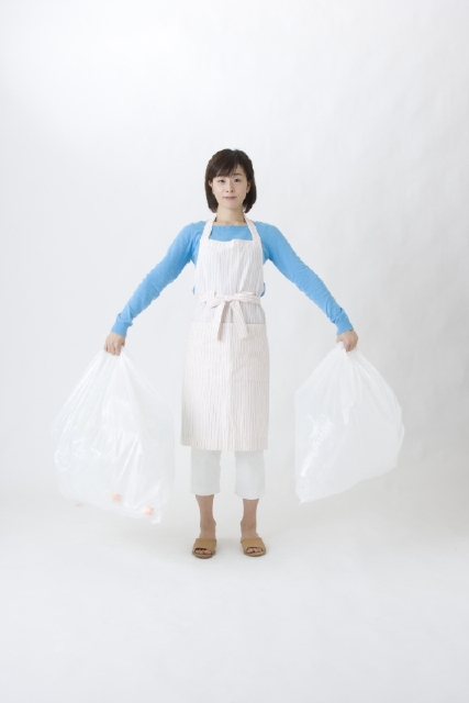 イラスト＆写真のストックフォトwaha（ワーハ）　人物、日本人、女性、主婦、20代、30代、1人、家事、ゴミ捨て、白バック、全身、正面　w2-3534a
