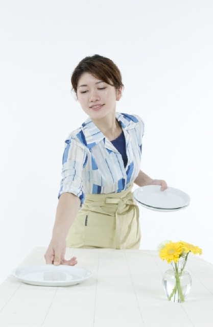 イラスト＆写真のストックフォトwaha（ワーハ）　人物、日本人、女性、主婦、20代、30代、1人、ダイニング、家事、テーブル、皿、白バック　w2-3590a