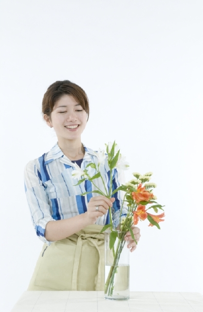 イラスト＆写真のストックフォトwaha（ワーハ）　人物、日本人、女性、主婦、20代、30代、1人、花、白バック　w2-3591a