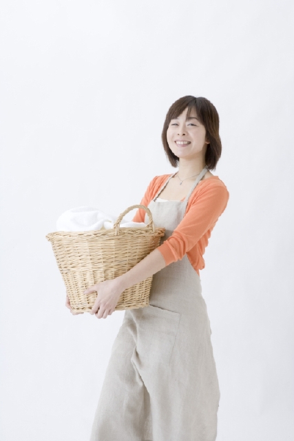 イラスト＆写真のストックフォトwaha（ワーハ）　人物、日本人、女性、主婦、20代、30代、1人、家事、洗濯、白バック　w2-3648a
