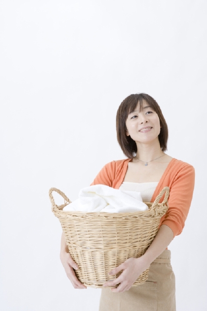 イラスト＆写真のストックフォトwaha（ワーハ）　人物、日本人、女性、主婦、20代、30代、1人、家事、洗濯、白バック、上半身　w2-3653a