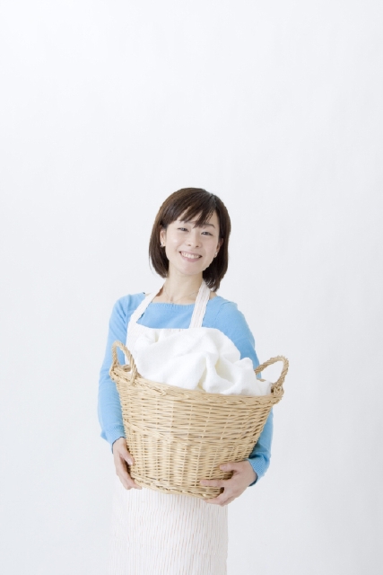 イラスト＆写真のストックフォトwaha（ワーハ）　人物、日本人、女性、主婦、20代、30代、1人、家事、洗濯、白バック、上半身　w2-3655a