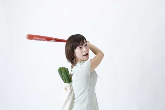 人物 日本人 主婦 女性 代 30代 1人 家事 ショッピング 白バック 全身 野球 バット スイング バッティング フォト作品紹介 イラスト 写真のストックフォトwaha ワーハ カンプデータは無料