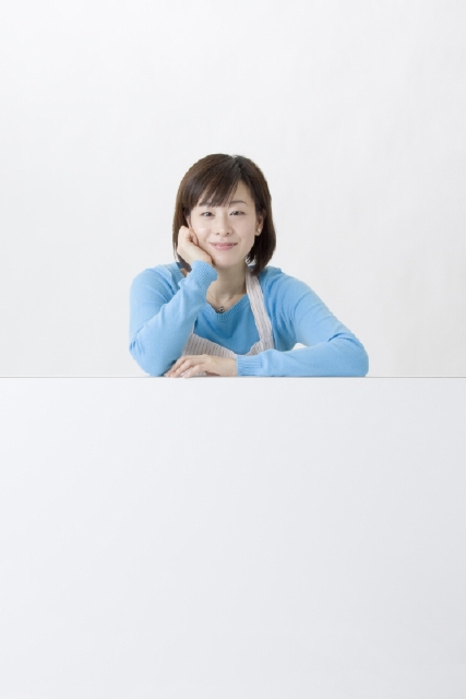 イラスト＆写真のストックフォトwaha（ワーハ）　人物、日本人、主婦、女性、20代、30代、1人、メッセージボード、白バック、正面　w2-3836a