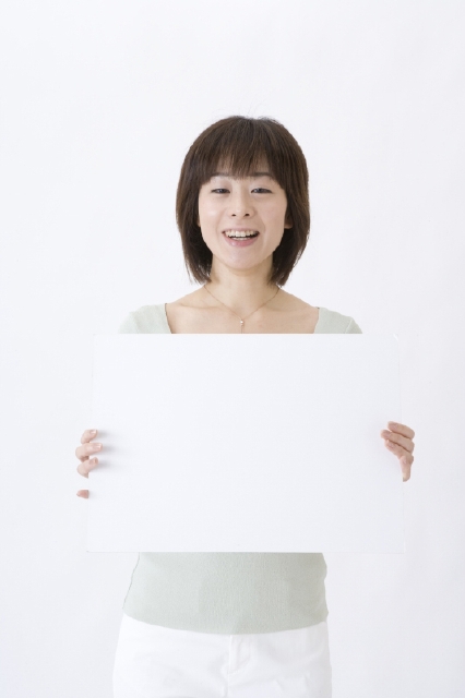 イラスト＆写真のストックフォトwaha（ワーハ）　人物、日本人、女性、20代、30代、1人、メッセージボード、白バック、上半身、正面　w2-3848a