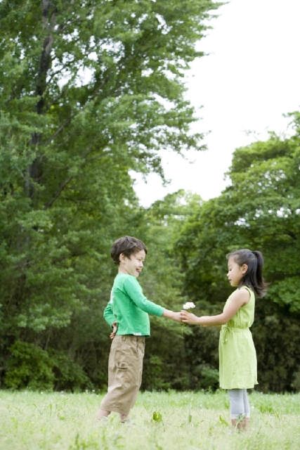 イラスト＆写真のストックフォトwaha（ワーハ）　人物、日本人、子供、男の子、女の子、2人、屋外、公園、愛情、花、横向き、全身　w2-3906b