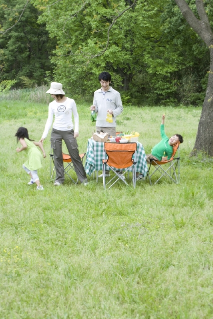 イラスト＆写真のストックフォトwaha（ワーハ）　人物、日本人、家族、親子、父、母、息子、娘、4人、屋外、公園、レジャー、ピクニック　w2-3914b