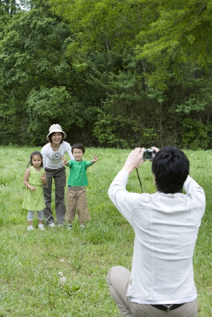 イラスト＆写真のストックフォトwaha（ワーハ）　人物、日本人、家族、親子、父、母、息子、娘、4人、屋外、公園、カメラ、写真　w2-3925b