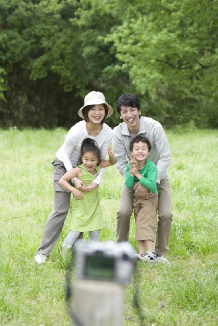 イラスト＆写真のストックフォトwaha（ワーハ）　人物、日本人、家族、親子、父、母、息子、娘、4人、屋外、公園、笑顔、カメラ、写真、正面、笑顔、笑い、笑う、スマイル　w2-3929b