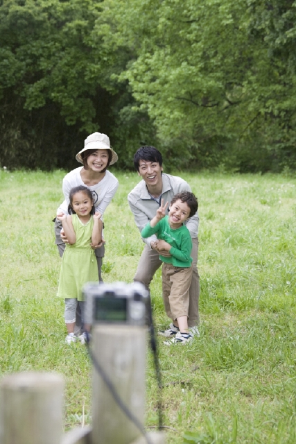 イラスト＆写真のストックフォトwaha（ワーハ）　人物、日本人、家族、親子、父、母、息子、娘、4人、屋外、公園、カメラ、写真、笑顔、笑顔、笑い、笑う、スマイル　w2-3933b