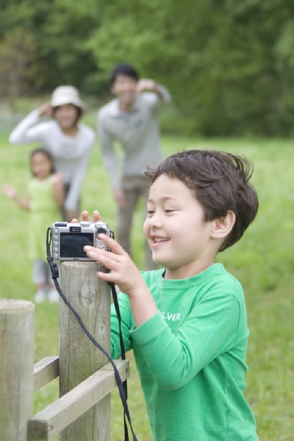 イラスト＆写真のストックフォトwaha（ワーハ）　人物、日本人、家族、親子、息子、男の子、1人、4人、屋外、公園、カメラ、写真、こども、子供、子ども　w2-3935b