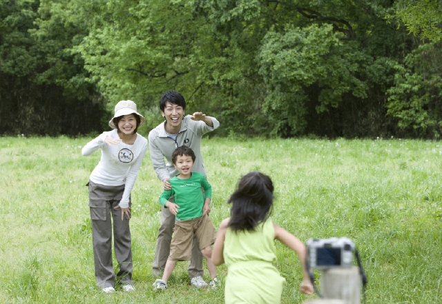 イラスト＆写真のストックフォトwaha（ワーハ）　人物、日本人、家族、親子、父、母、息子、娘、4人、屋外、公園、カメラ、写真　w2-3936b