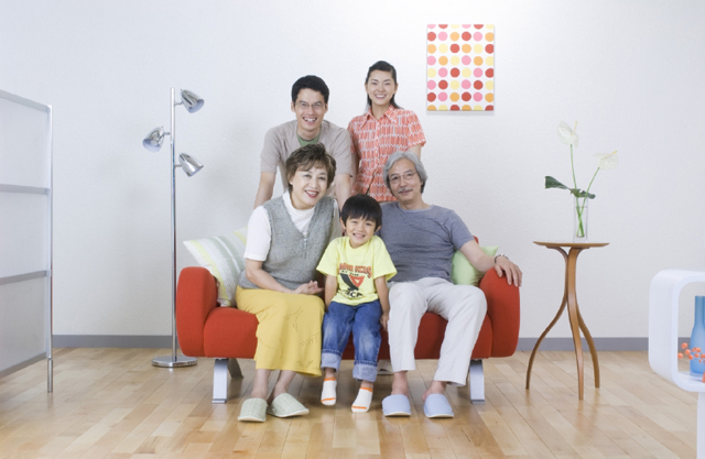 イラスト＆写真のストックフォトwaha（ワーハ）　人物、日本人、家族、3世代、父、母、祖父、祖母、孫、息子、5人、集合、屋内、住宅、家、リビング、ソファ、正面、全身　w2-4201b