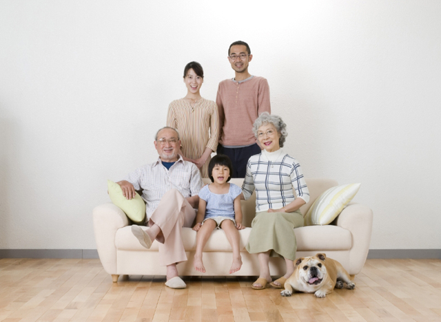 イラスト＆写真のストックフォトwaha（ワーハ）　人物、日本人、家族、3世代、父、母、祖父、祖母、孫、娘、ペット、犬、5人、集合、屋内、住宅、家、リビング、ソファ、正面、全身　w2-4207b