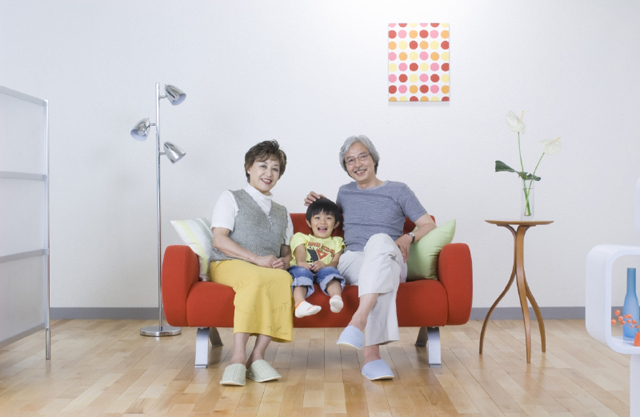 イラスト＆写真のストックフォトwaha（ワーハ）　人物、日本人、家族、祖父、祖母、孫、3人、集合、屋内、住宅、家、リビング、ソファ、座る、正面、全身　w2-4217b