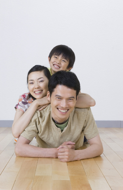 イラスト＆写真のストックフォトwaha（ワーハ）　人物、日本人、家族、父、母、息子、3人、集合、屋内、住宅、並ぶ、笑顔、正面、笑顔、笑い、笑う、スマイル　w2-4221b