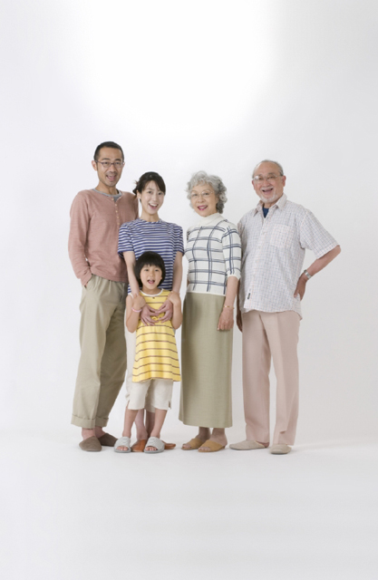 イラスト＆写真のストックフォトwaha（ワーハ）　人物、日本人、家族、3世代、父、母、祖父、祖母、孫、5人、集合、白バック、全身、正面　w2-4224b