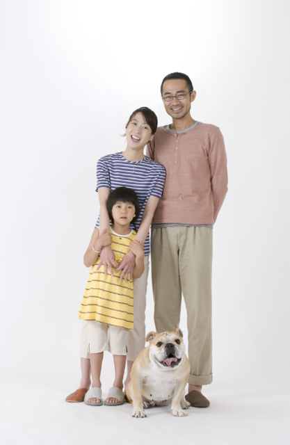 イラスト＆写真のストックフォトwaha（ワーハ）　人物、日本人、家族、親子、父、母、娘、3人、ペット、犬、白バック、全身、正面　w2-4232b