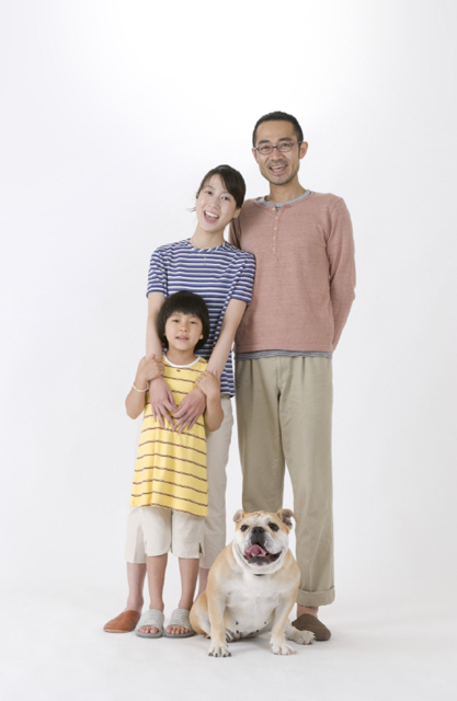 イラスト＆写真のストックフォトwaha（ワーハ）　人物、日本人、家族、親子、父、母、娘、3人、ペット、犬、白バック、全身、正面　w2-4233b