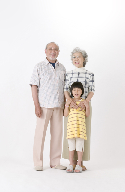 イラスト＆写真のストックフォトwaha（ワーハ）　人物、日本人、家族、祖父、祖母、孫、3人、白バック、全身、正面　w2-4235b