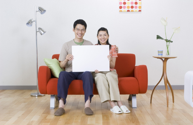 人物 日本人 夫婦 30代 2人 屋内 住宅 リビング ソファ 座る 笑顔 メッセージボード 全身 正面 笑顔 笑い 笑う スマイル フォト作品紹介 イラスト 写真のストックフォトwaha ワーハ カンプデータは無料