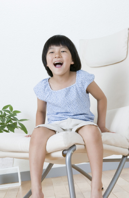 イラスト＆写真のストックフォトwaha（ワーハ）　人物、日本人、子供、女の子、1人、屋内、住宅、リビング、椅子、座る、笑顔、正面、笑顔、笑い、笑う、スマイル　w2-4271b