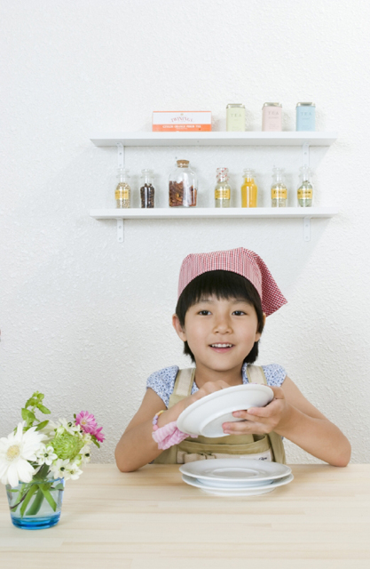 イラスト＆写真のストックフォトwaha（ワーハ）　人物、日本人、子供、女の子、1人、屋内、住宅、家事、キッチン、皿、食器、上半身　w2-4323b