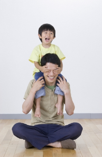 イラスト＆写真のストックフォトwaha（ワーハ）　人物、日本人、親子、父、息子、2人、屋内、住宅、リビング、コミュニケーション、全身、正面　w2-4376b
