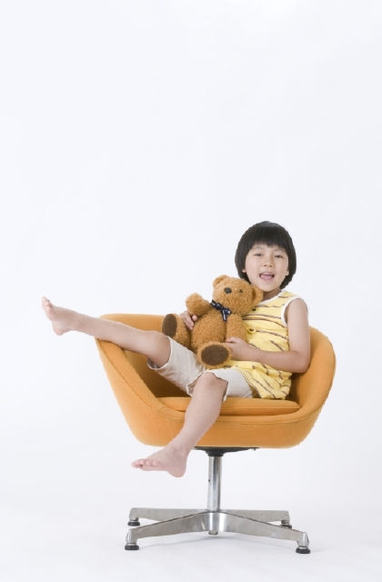 イラスト＆写真のストックフォトwaha（ワーハ）　人物、日本人、子供、女の子、1人、座る、椅子、ぬいぐるみ、白バック、全身、ポートレート　w2-4431a