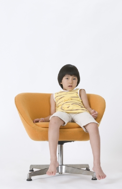 イラスト＆写真のストックフォトwaha（ワーハ）　人物、日本人、子供、女の子、1人、座る、椅子、白バック、全身、ポートレート　w2-4433a