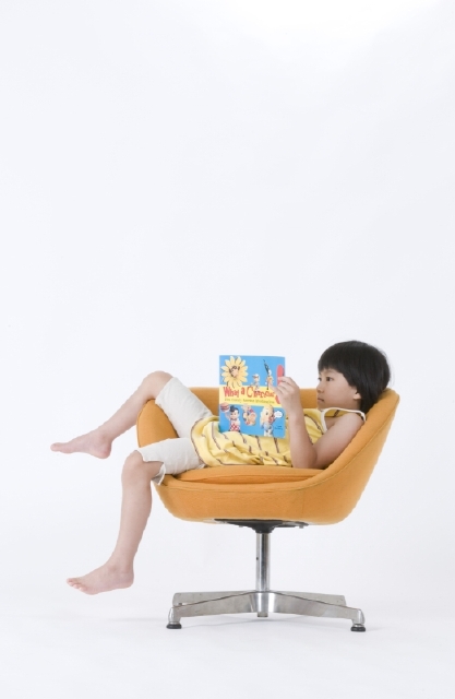 イラスト＆写真のストックフォトwaha（ワーハ）　人物、日本人、子供、女の子、1人、読む、本、椅子、白バック、全身、横向き　w2-4434a