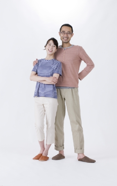 イラスト＆写真のストックフォトwaha（ワーハ）　人物、日本人、夫婦、女性、男性、30代、40代、2人、立つ、白バック、全身、正面　w2-4443b