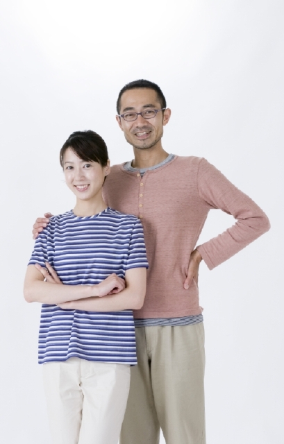 イラスト＆写真のストックフォトwaha（ワーハ）　人物、日本人、夫婦、女性、男性、30代、40代、2人、白バック、正面　w2-4448b