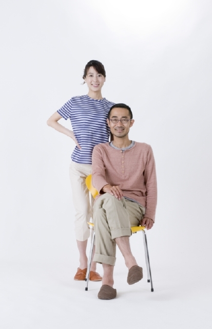 イラスト＆写真のストックフォトwaha（ワーハ）　人物、日本人、夫婦、女性、男性、30代、40代、2人、椅子、白バック、全身、正面　w2-4452b
