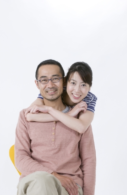 イラスト＆写真のストックフォトwaha（ワーハ）　人物、日本人、夫婦、女性、男性、30代、40代、2人、白バック、正面　w2-4453b